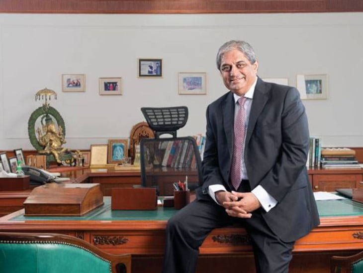 M.D. Aditya Puri sells shares worth Rs.843 Crores in HDFC Bank.